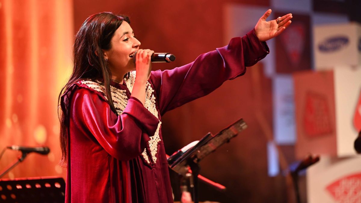 sahitya aajtak 2025 delhi day 2 singer hargun kaur live music mesmerises audience sahitya aajtak 2025 delhi day 2 singer hargun kaur live music mesmerises audience
