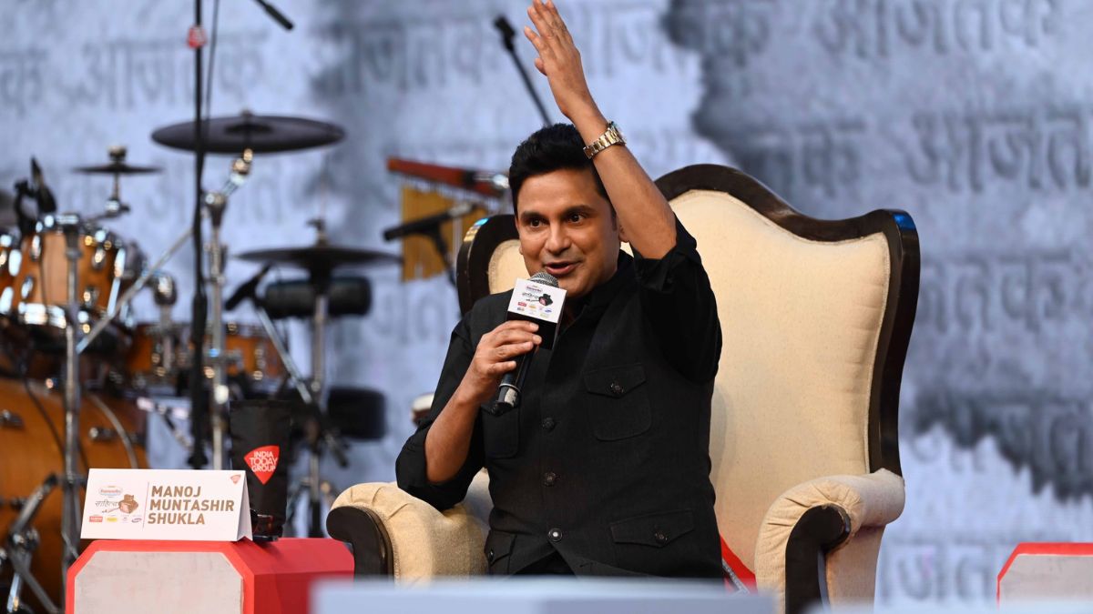 sahitya aajtak 2025 day 2 Joote Phate Pehen Ke Aakaash Pe Chadhe The Lyricist Manoj Muntashir Shukla