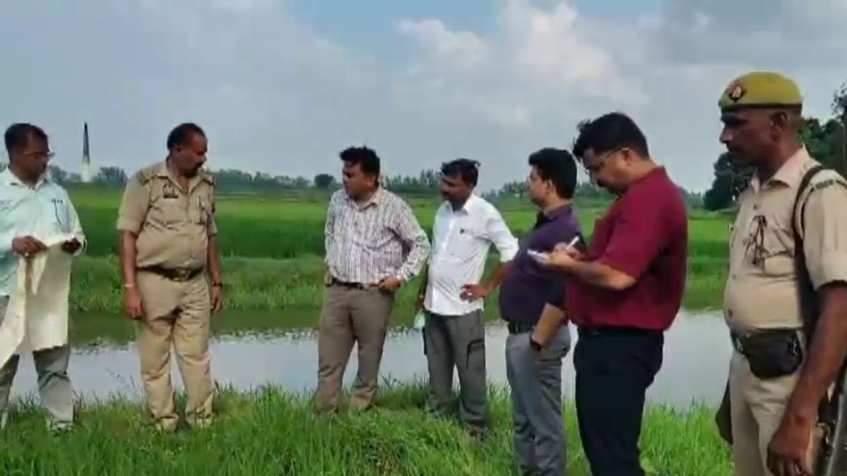 sambhal administration removes encroachment 137 bigha government land jcb action sambhal administration removes encroachment 137 bigha government land jcb action