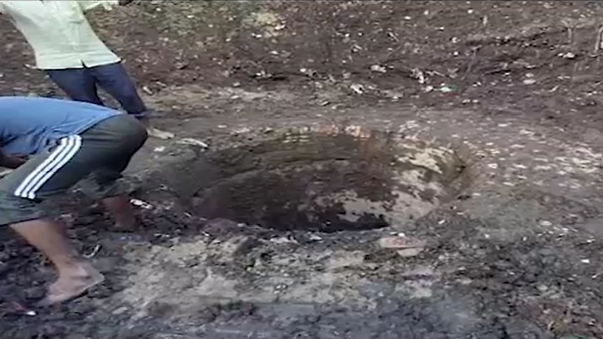 sambhal sadiranpur hundred years old well excavated bulldozer