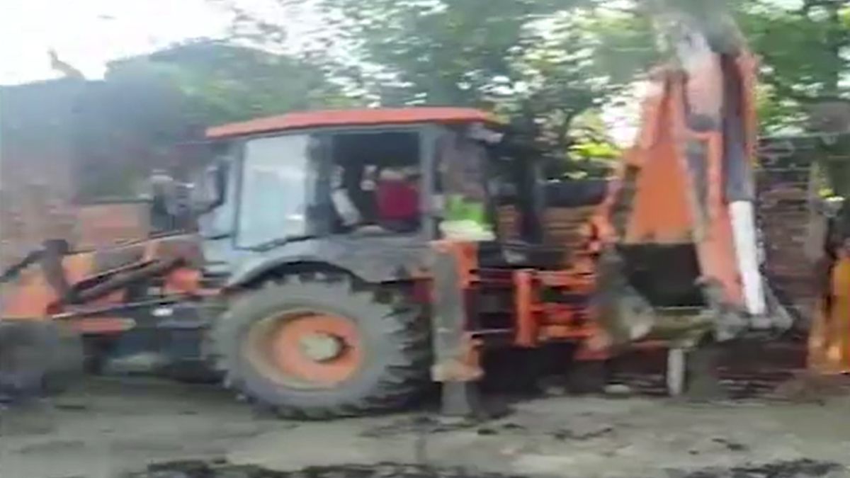 sambhal sadiranpur hundred years old well excavated bulldozer