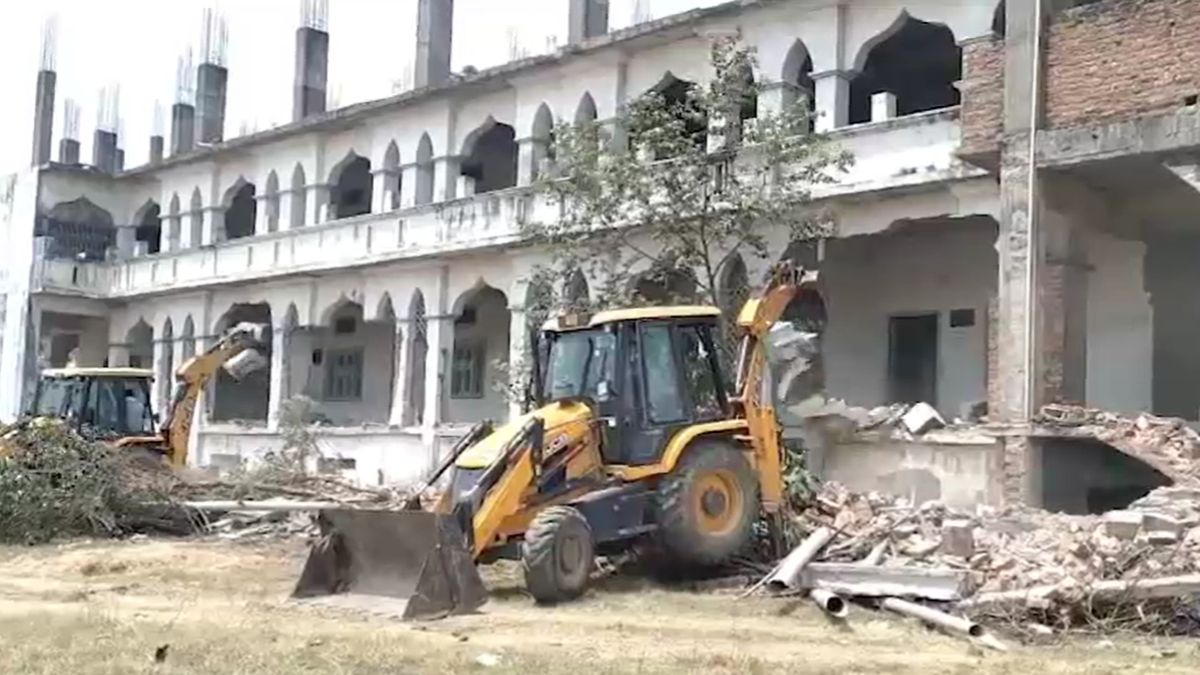 मदरसा पर अवैध विदेशी फंडिंग के आरोप पर बुलडोजर की कार्रवाई संतकबीरनगर