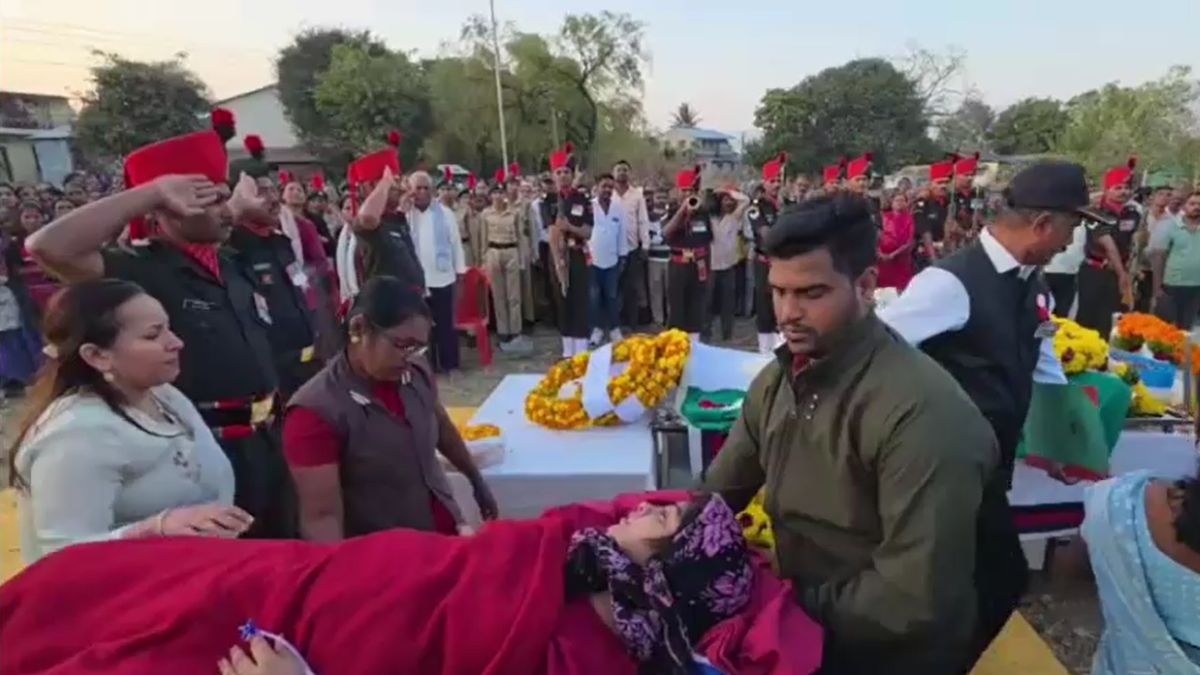 satara army jawan last rites wife on stretcher newborn daughter satara army jawan last rites wife on stretcher newborn daughter