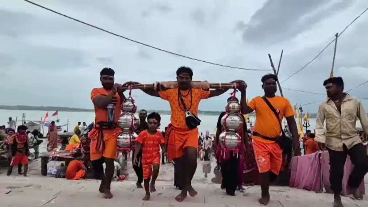 sawan 2026 father carries 50 kg ganga water kanwar prayagraj to kashi with 5 year old son