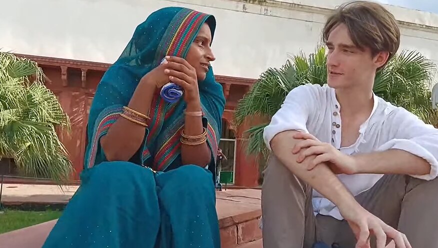 अंग्रेजी में विदेशी से बात करती हैं यशोदा (तस्वीर- यूट्यूब)