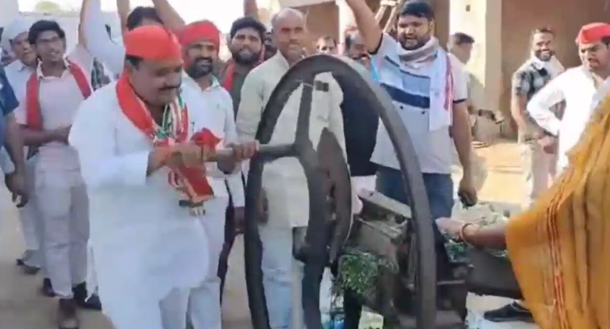 मशीन से चारा काटते सपा प्रत्याशी
