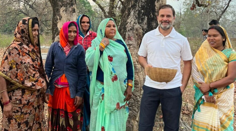 आदिवासी महिलाओं के साथ महुआ बीनते राहुल गांधी