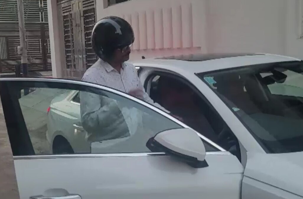 हेलमेट पहनकर कार ड्राइविंग