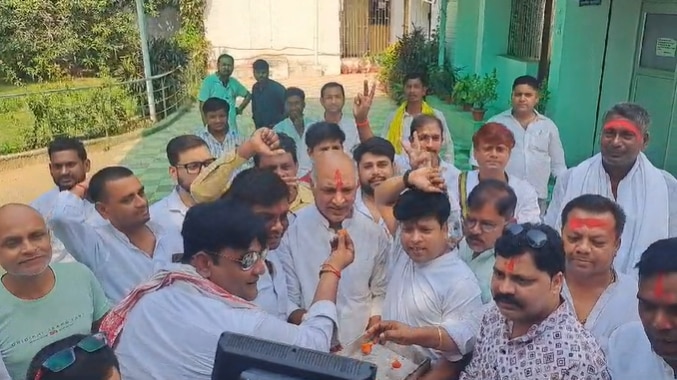 एक दूसरे को लड्डू खिलाए. एक दूसरे को लड्डू खिलाए.