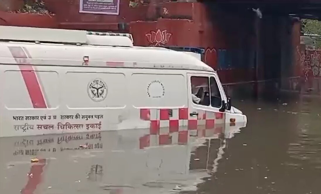 जलभारव में फंसी एंबुलेंस