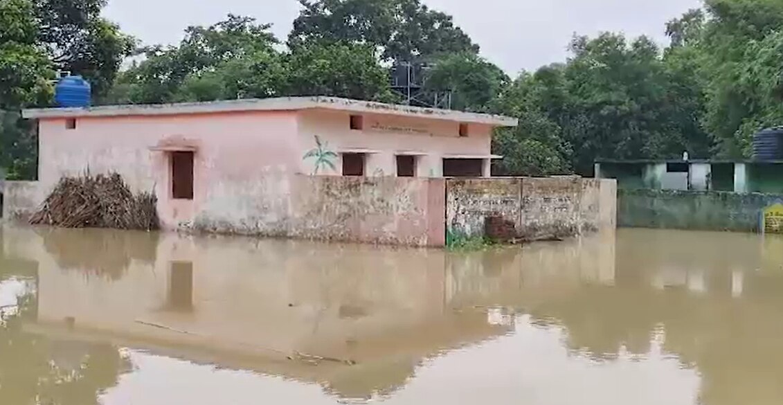 गांव घरों तक पहुंचा कोसी का पानी