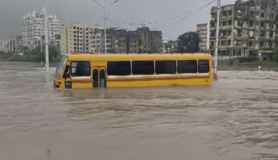 भिवंडी में डूबी बस