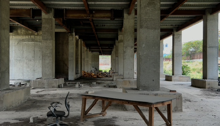 सालों से काम बंद पड़ा