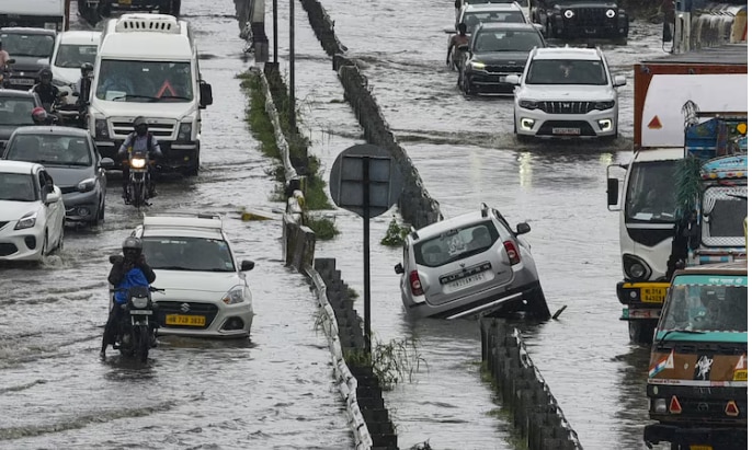 बारिश के मौसम में सड़के बन जाती हैं तालाब (Photo- PTI)