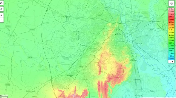 यह topographic map दिखाता है कि गुरुग्राम का प्राकृतिक 76 मीटर का ढलान दक्षिण-पूर्व में अरावली पहाड़ियों से उत्तर-पश्चिम में साहिबी नदी की ओर उतरता है