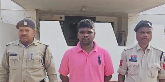 पुलिस की गिरफ्त में आरोपी.