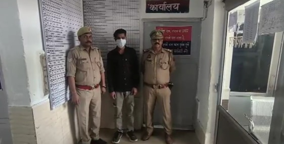 पुलिस की गिरफ्त में आरोपी.