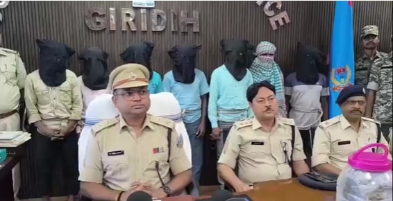 पुलिस की गिरफ्त में आरोपी. पुलिस की गिरफ्त में आरोपी.