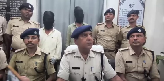 पुलिस की गिरफ्त में आरोपी. पुलिस की गिरफ्त में आरोपी.