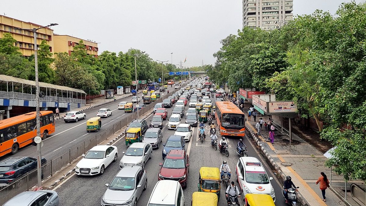 तूफान-बारिश के बाद नोएडा-दिल्ली मार्ग में लगा ट्रैफिक जाम. (फोटोः शगुन भारद्वाज/इंडिया टुडे) तूफान-बारिश के बाद नोएडा-दिल्ली मार्ग में लगा ट्रैफिक जाम. (फोटोः शगुन भारद्वाज/इंडिया टुडे)