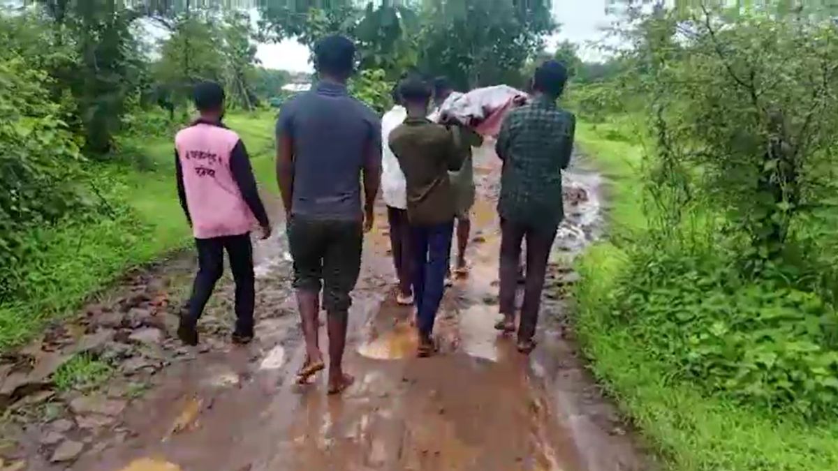 shahapur tribal village cremation ground lack funeral in rain shahapur tribal village cremation ground lack funeral in rain