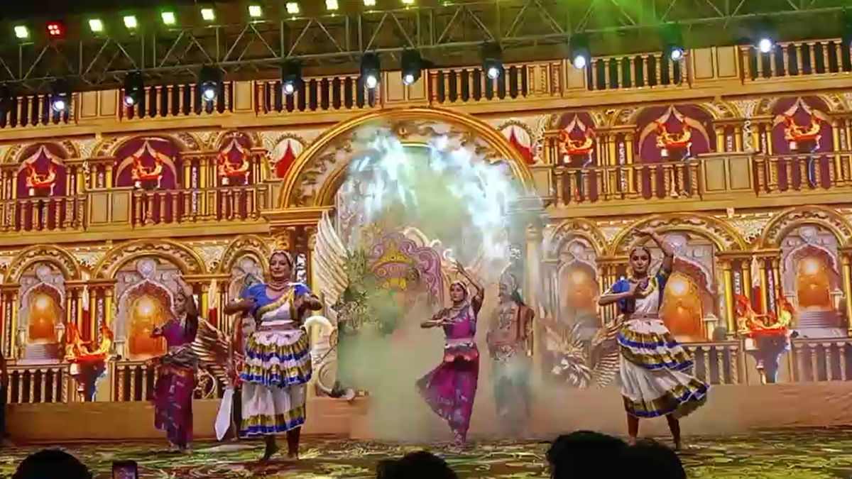 Shahbaz Khan Plays Ravana at Delhi Ramlila Urges Parents to Bring Children Shahbaz Khan Plays Ravana at Delhi Ramlila Urges Parents to Bring Children