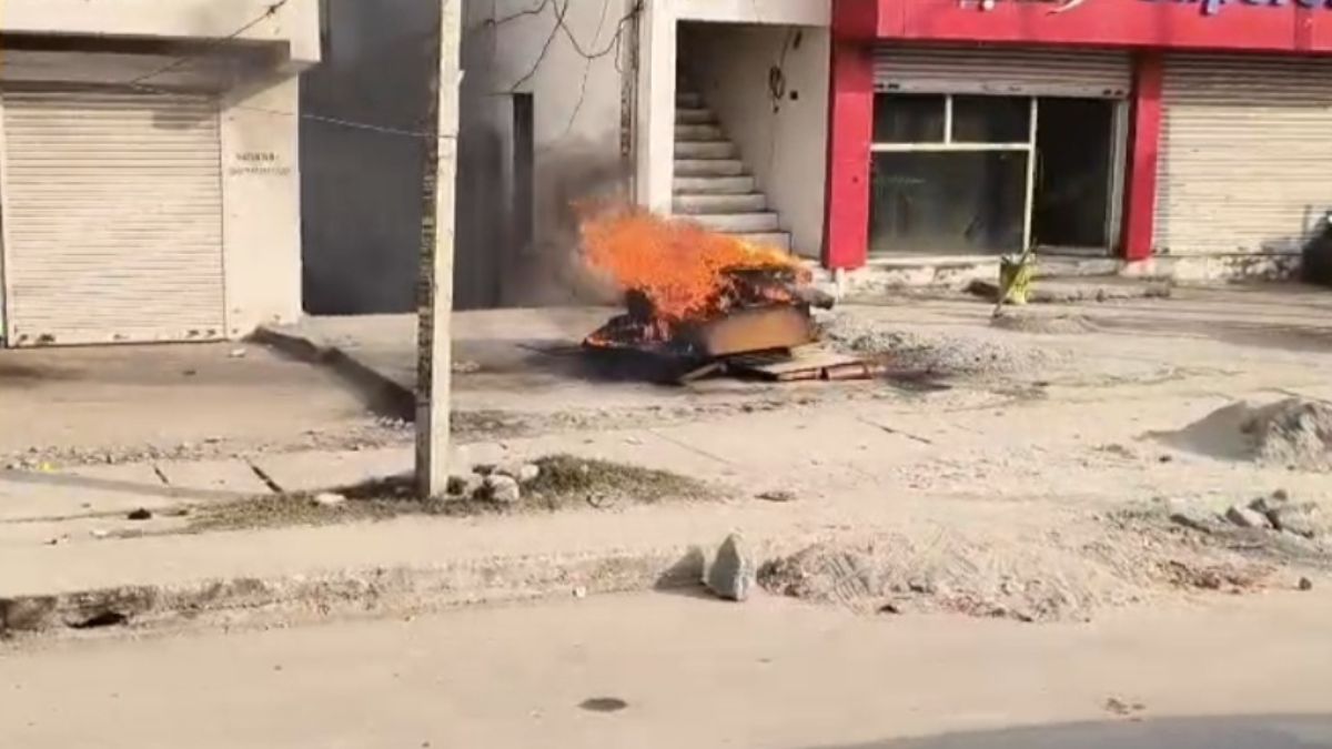 'उसने शराबी कहा... अब मुझे पीनी है...' पत्नी से नाराज पेट्रोल पंप मालिक, सड़क पर फेंका घर का सामान, लगा दी आग