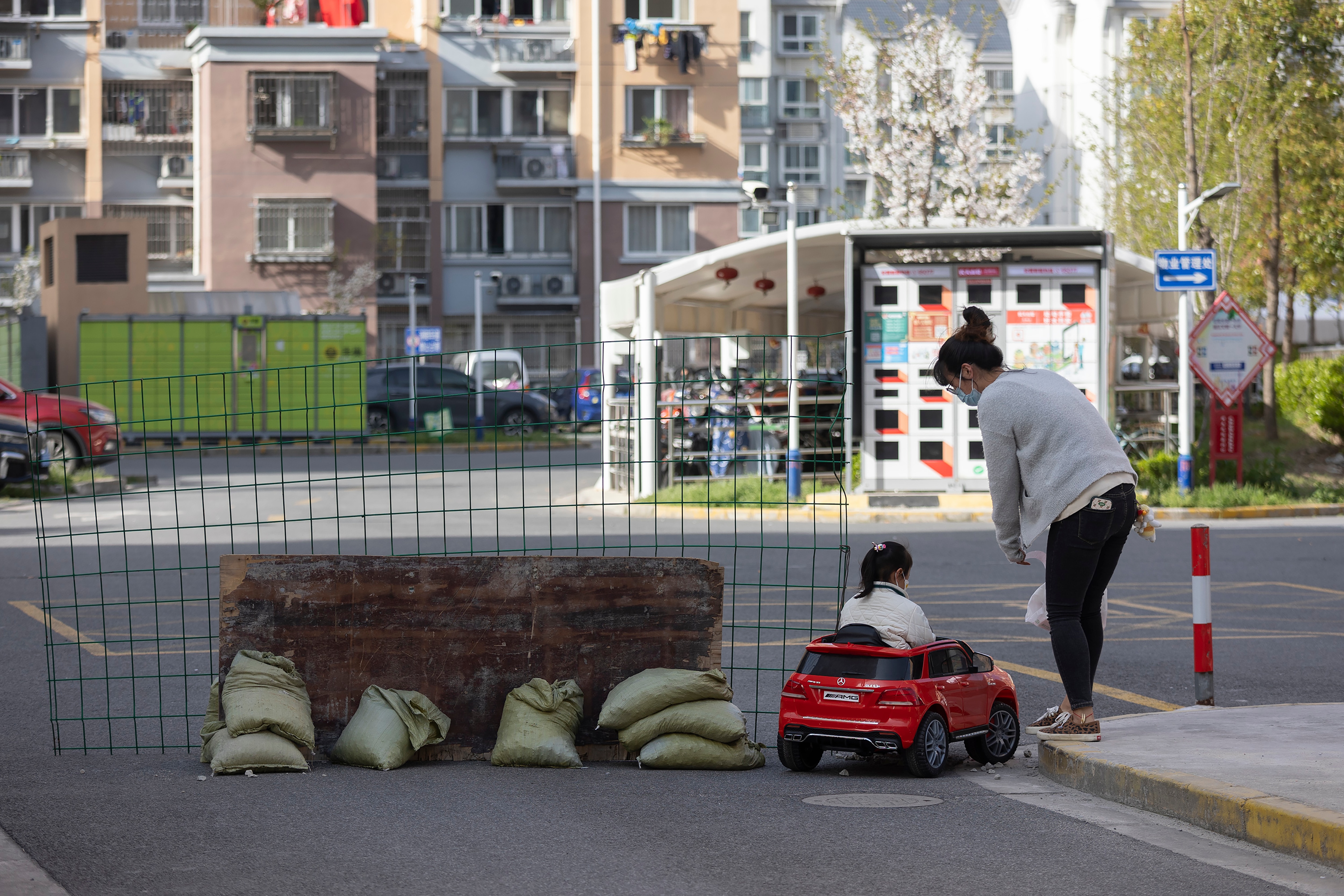 आवासीय परिसर में लोगों को घूमने की छूट आवासीय परिसर में लोगों को घूमने की छूट