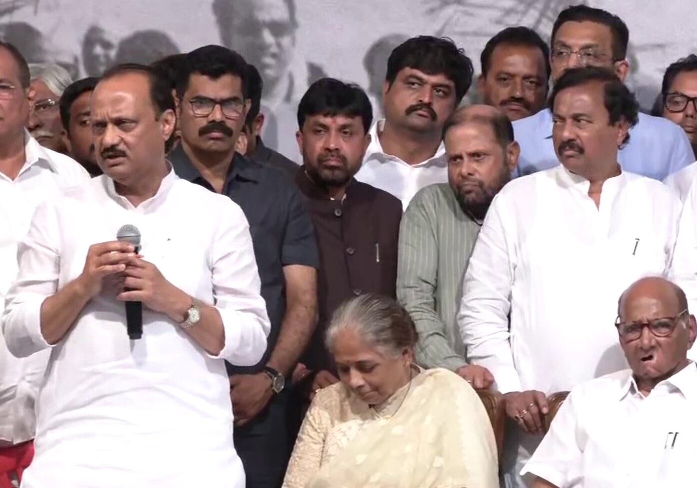 अजित पवार के सामने शरद ने किया इस्तीफे का ऐलान