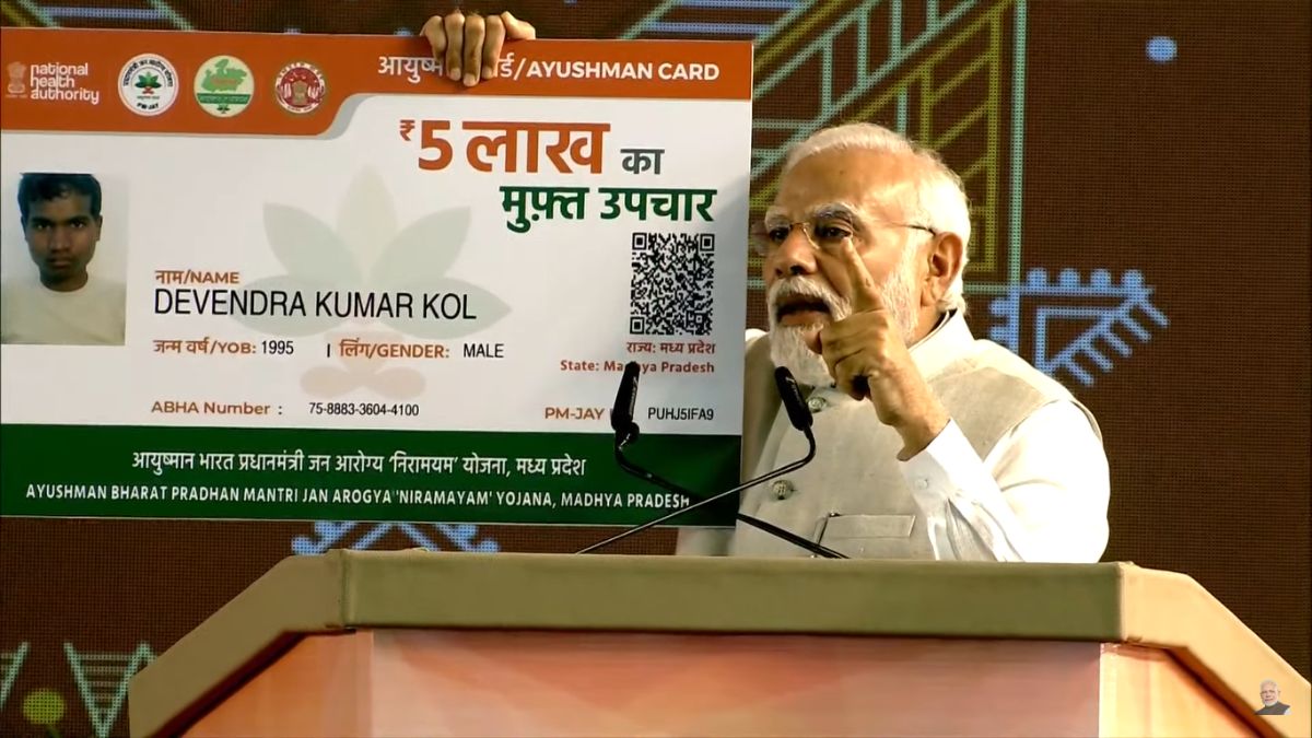 MP के शहडोल में आयुष्मान कार्ड दिखाते पीएम मोदी