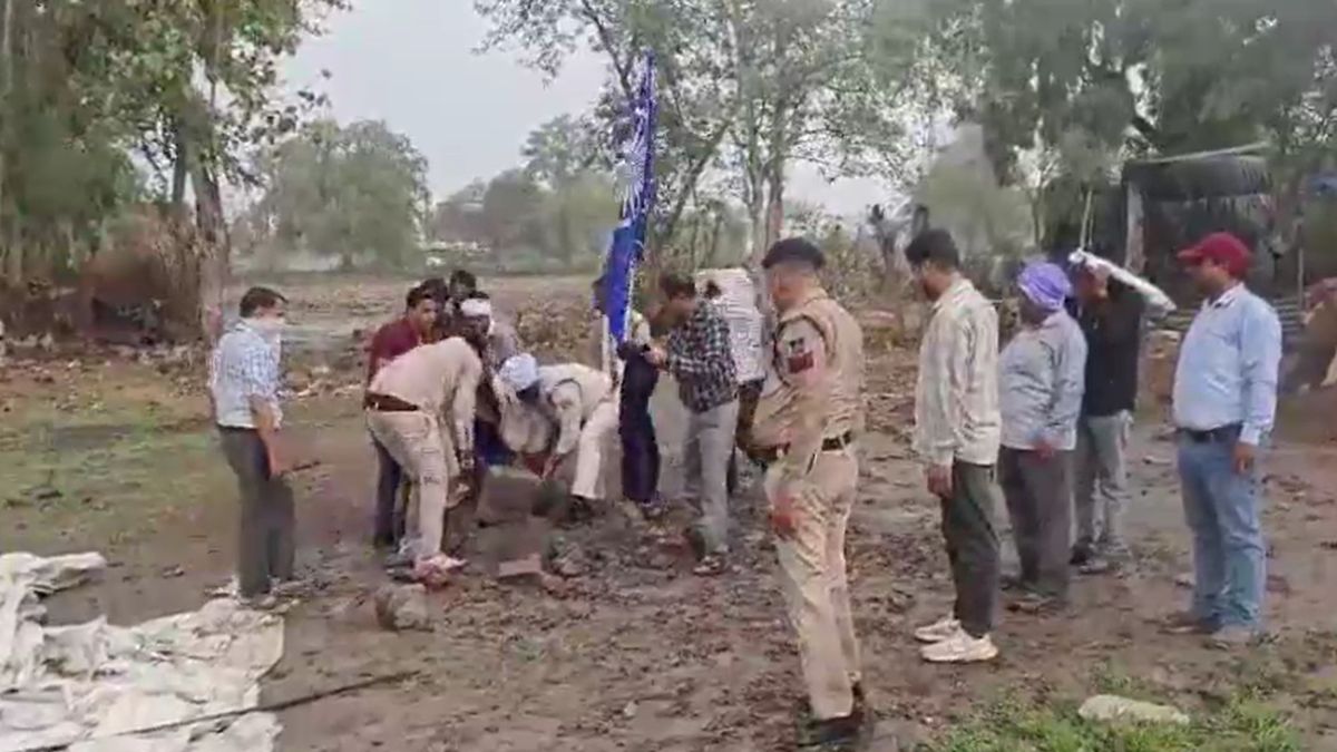 Shivpuri Tension After Unauthorized Ambedkar Statue Removed Villagers Pelt Stones at Officials Shivpuri Tension After Unauthorized Ambedkar Statue Removed Villagers Pelt Stones at Officials