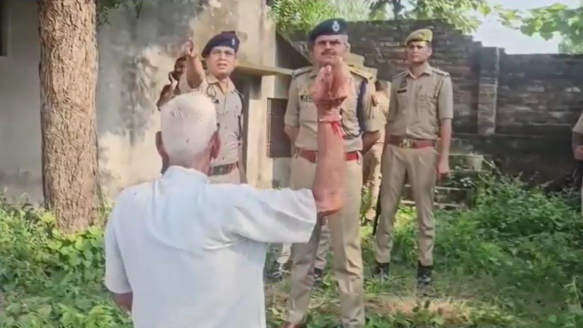 shravasti man dies after jumping from police jeep revenue inspector clerk suspended shravasti man dies after jumping from police jeep revenue inspector clerk suspended