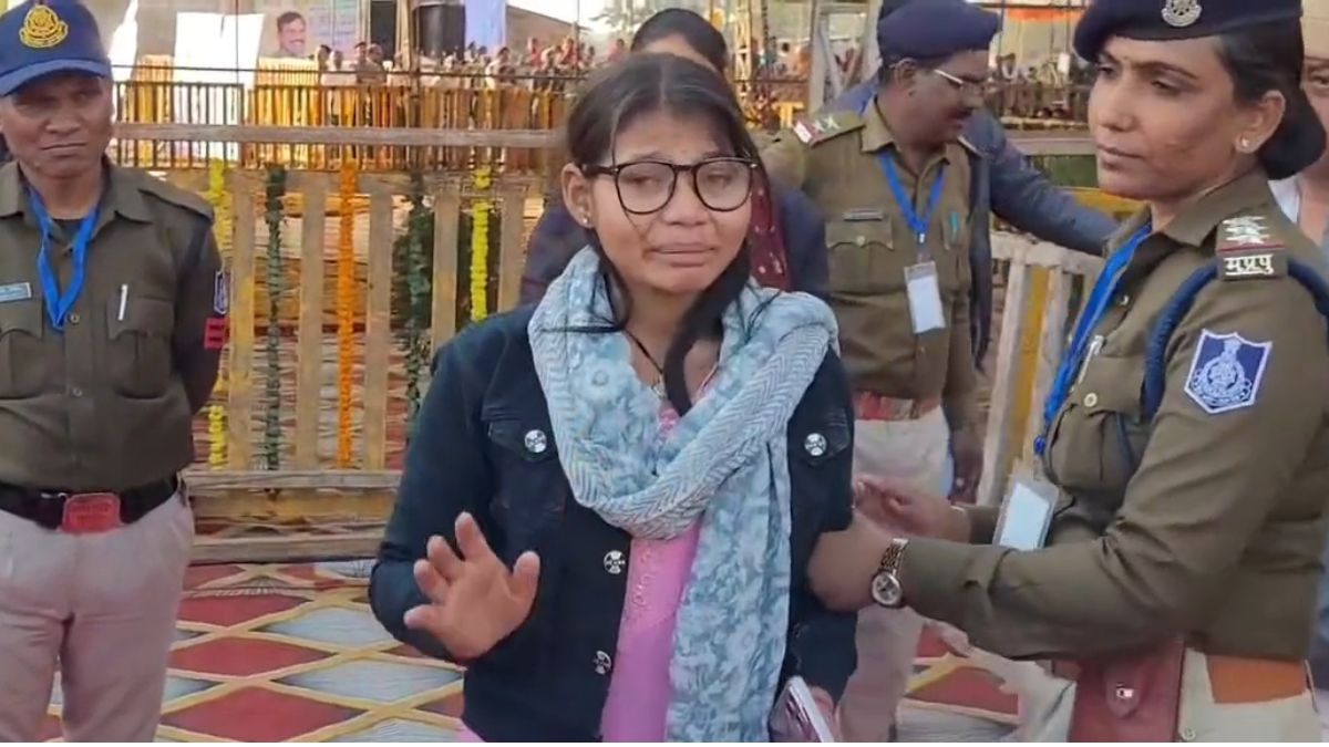 'मैं गरीब हूं, डॉक्टर बनने की ख्वाहिश है...' CM तक नहीं पहुंची फरियाद तो फूट-फूटकर रो पड़ी छात्रा