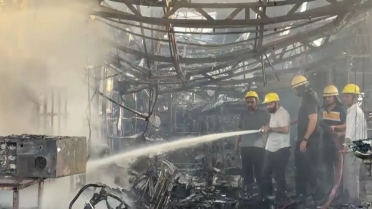 Sikar Electric Vehicle Showroom Catches Fire Short Circuit Bikes Autos Burnt Sikar Electric Vehicle Showroom Catches Fire Short Circuit Bikes Autos Burnt