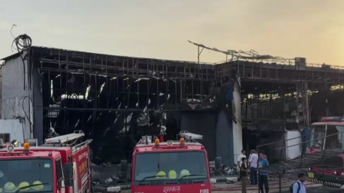 Sikar Electric Vehicle Showroom Catches Fire Short Circuit Bikes Autos Burnt Sikar Electric Vehicle Showroom Catches Fire Short Circuit Bikes Autos Burnt