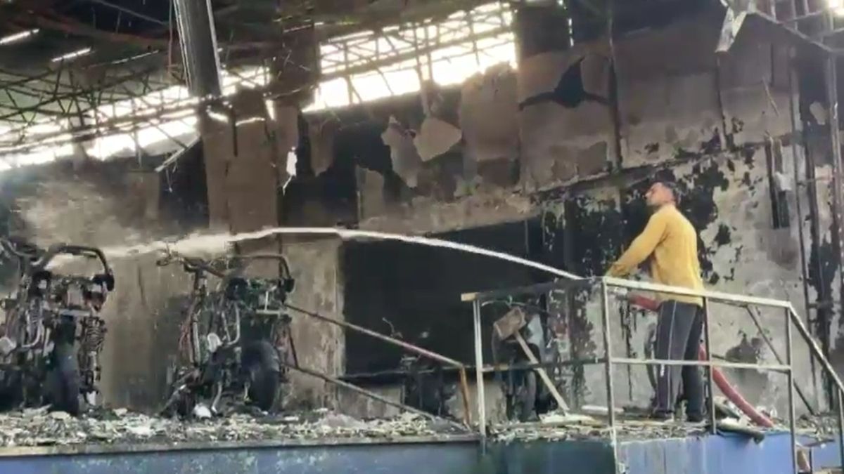 Sikar Electric Vehicle Showroom Catches Fire Short Circuit Bikes Autos Burnt Sikar Electric Vehicle Showroom Catches Fire Short Circuit Bikes Autos Burnt