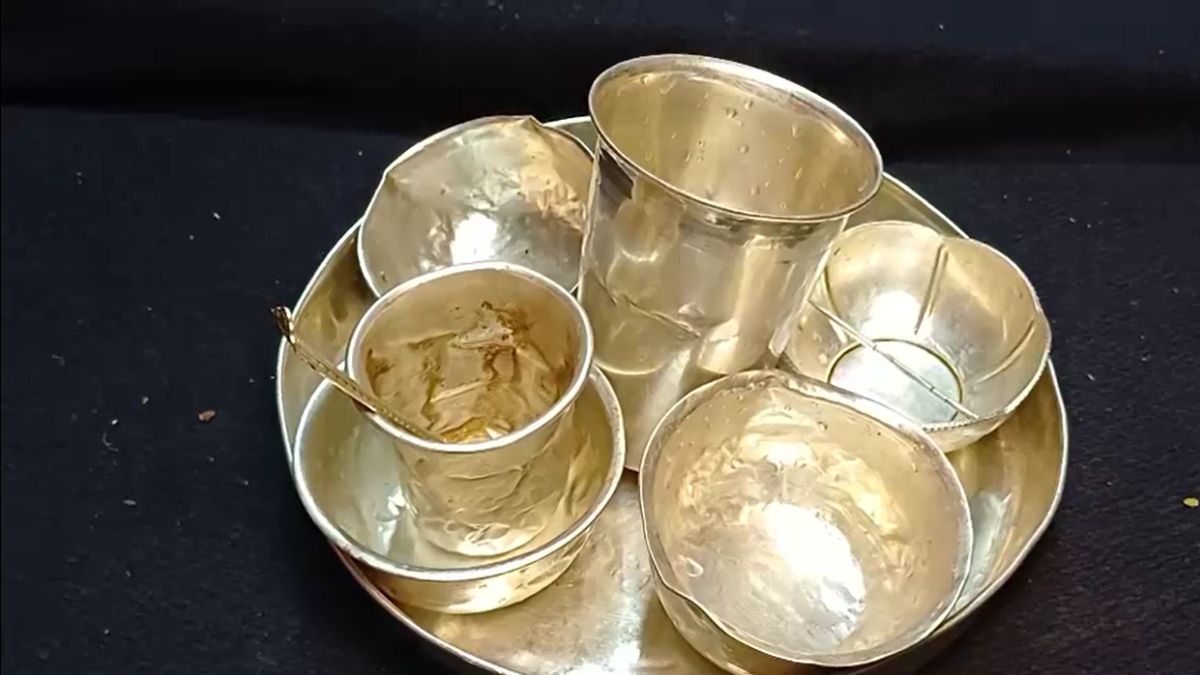 silver shoes agra barefoot golden baba 5 crore gold story silver shoes agra barefoot golden baba 5 crore gold story