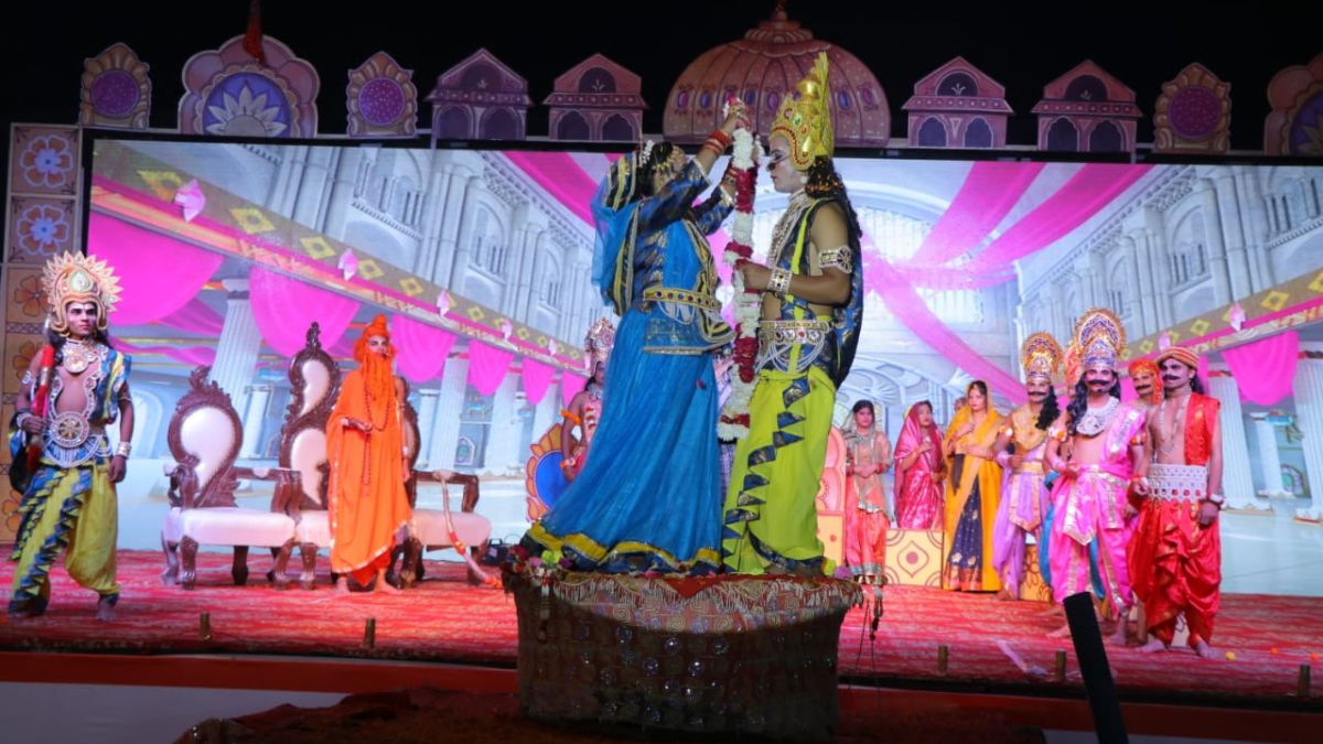 गौरसिटी-1 नोएडा में हो रही रामलीला का एक दृश्य