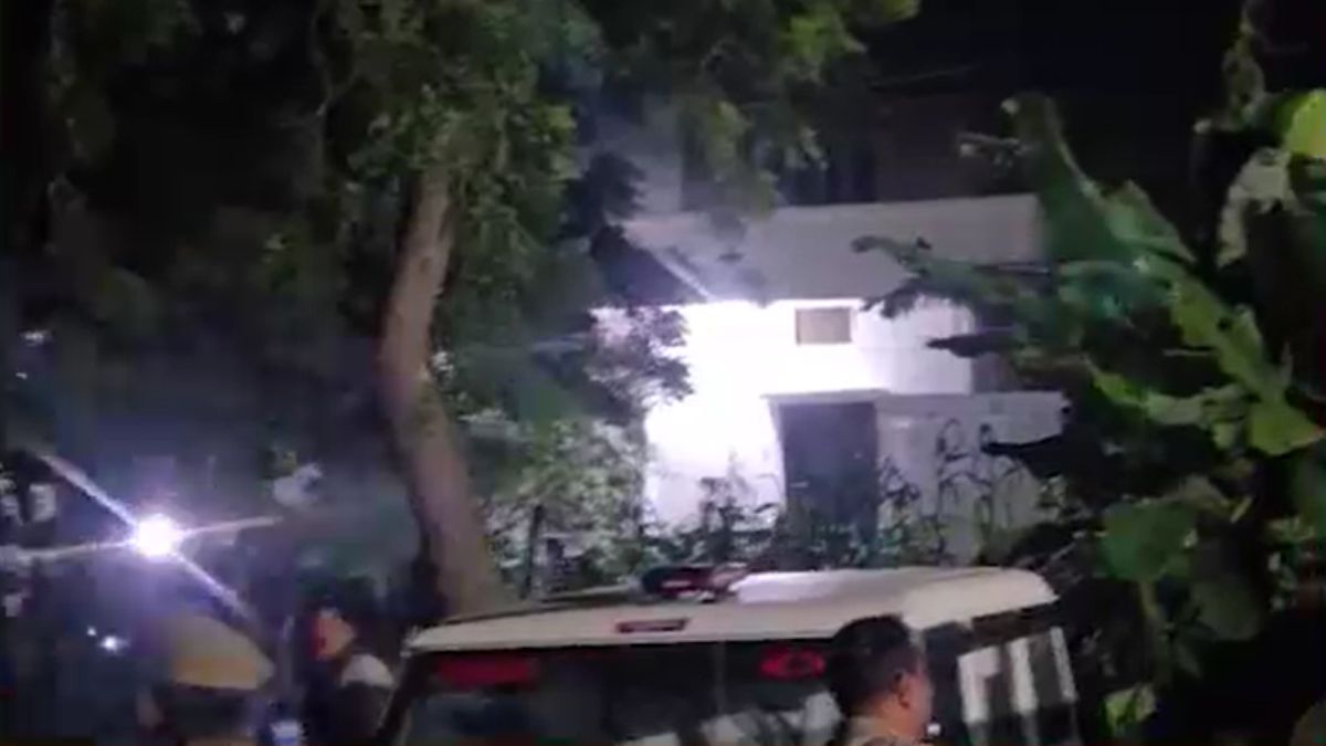 Sobs Locked Room 8 Hours Heartbreaking Story of Three Childrens in Azamgarh Sobs Locked Room 8 Hours Heartbreaking Story of Three Childrens in Azamgarh