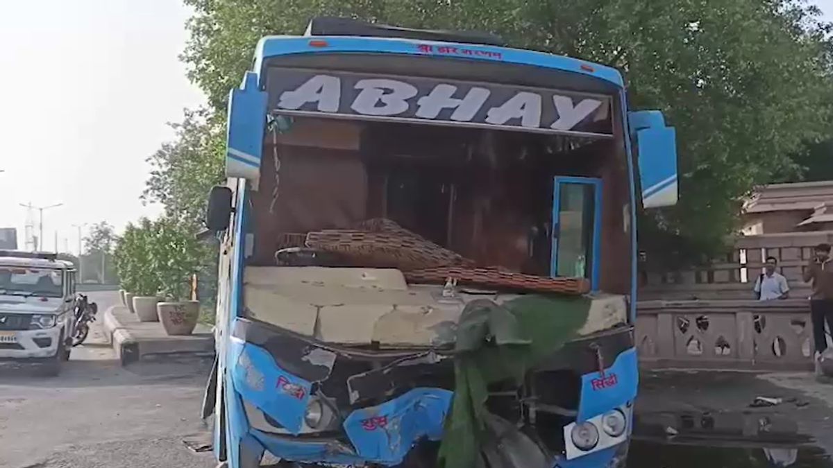 speeding bus crashes and overturns near mahamaya flyover noida speeding bus crashes and overturns near mahamaya flyover noida
