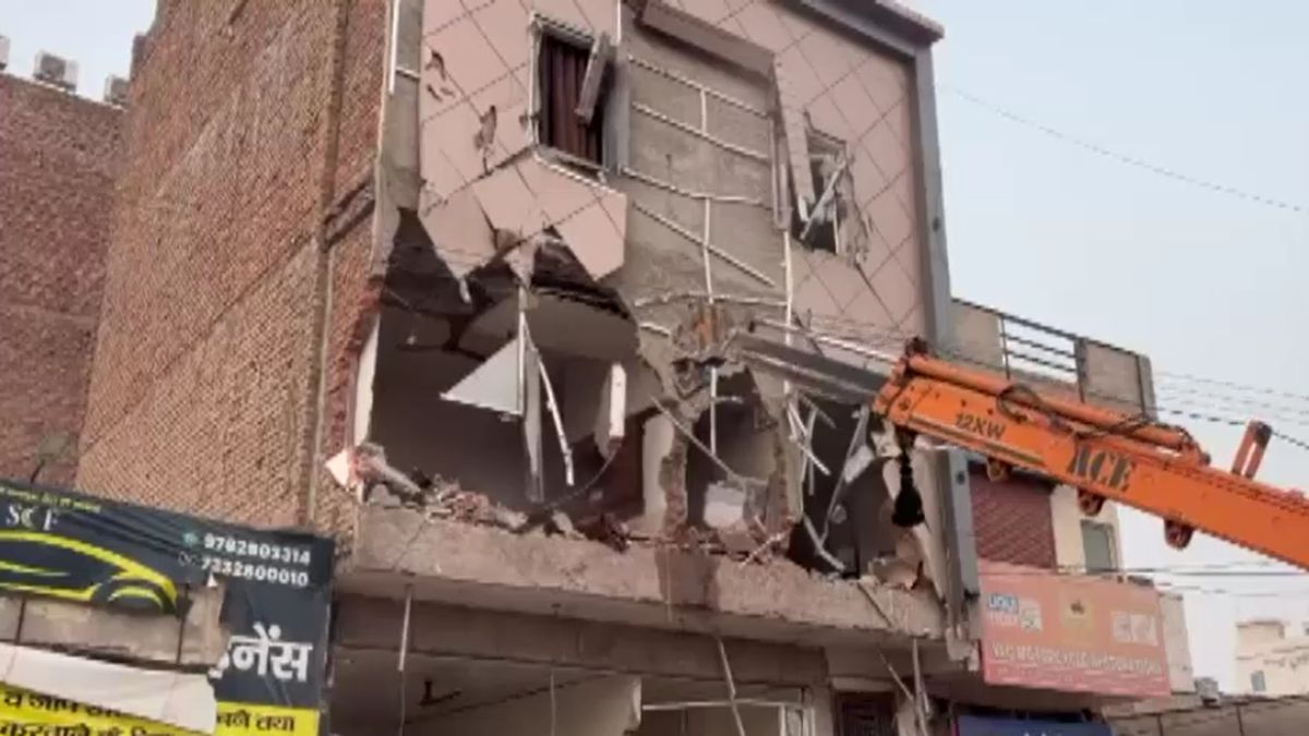 Sri Ganganagar Bulldozers razed hotels where 13 year old girl was raped Sri Ganganagar Bulldozers razed hotels where 13 year old girl was raped