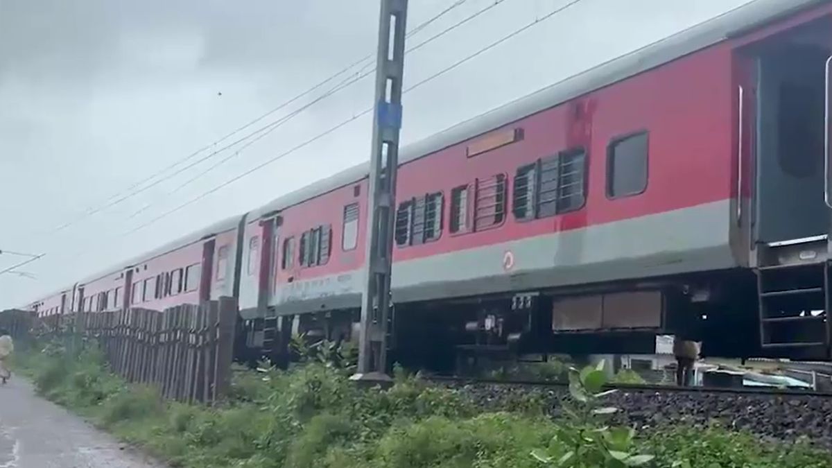 srikakulam train accident 4 youths killed one injured rajya rani Express srikakulam train accident 4 youths killed one injured rajya rani Express