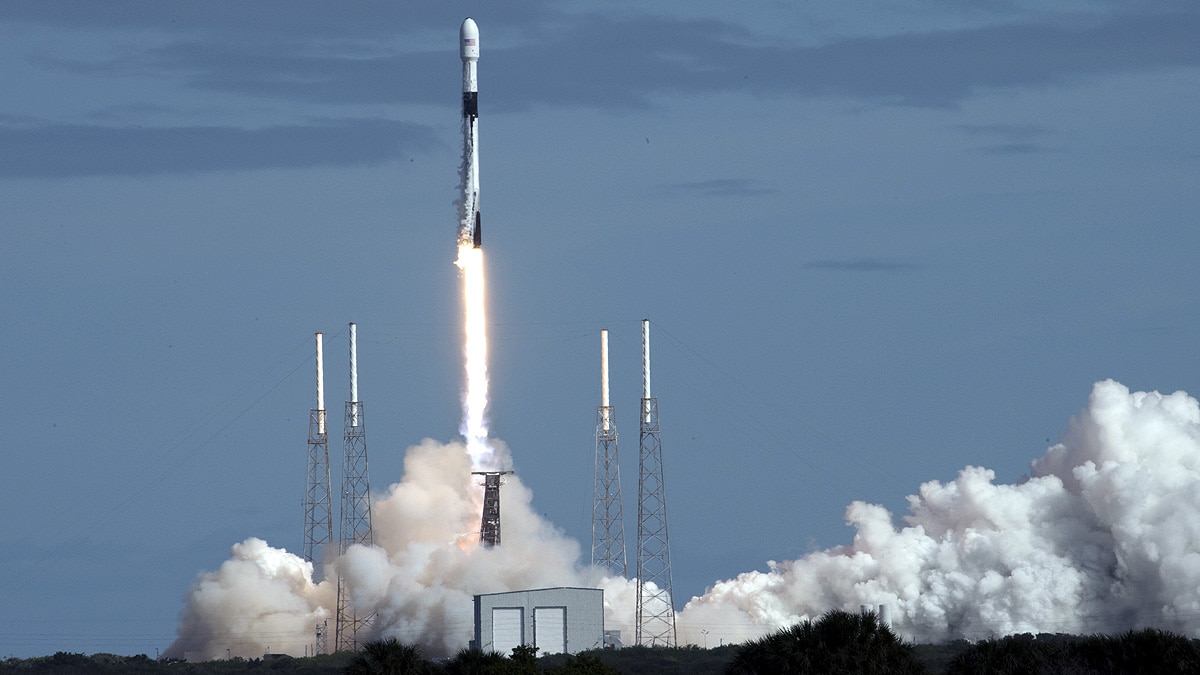 SpaceX अपने फॉल्कन-9 रॉकेट के जरिए एक बार में छोड़ता है 49 से 56 Starlink सैटेलाइट. (फोटो: SpaceX) SpaceX अपने फॉल्कन-9 रॉकेट के जरिए एक बार में छोड़ता है 49 से 56 Starlink सैटेलाइट. (फोटो: SpaceX)