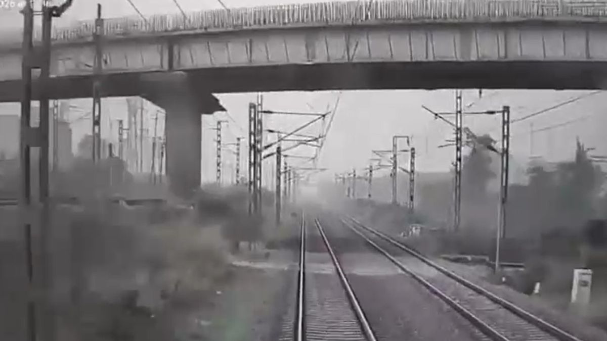 stone pelting on vande bharat train near vapi two arrested