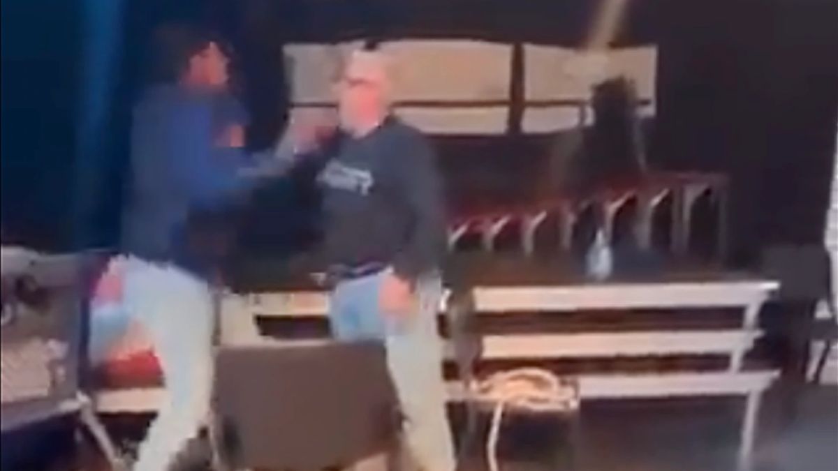 स्टूडेंट ने टीचर को पीटा (तस्वीर- ट्विटर)