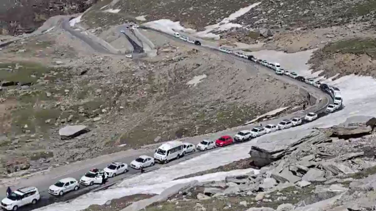 summer rush tourists hill stations manali rohtang nainital char dham traffic jam summer rush tourists hill stations manali rohtang nainital char dham traffic jam