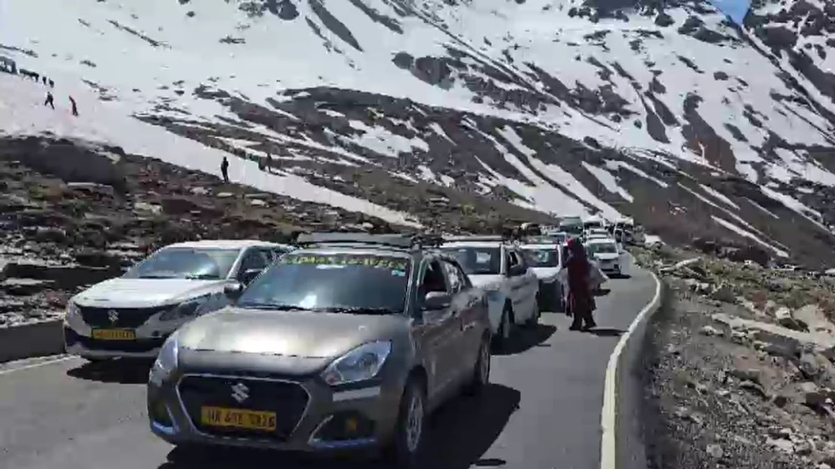 summer rush tourists hill stations manali rohtang nainital char dham traffic jam summer rush tourists hill stations manali rohtang nainital char dham traffic jam