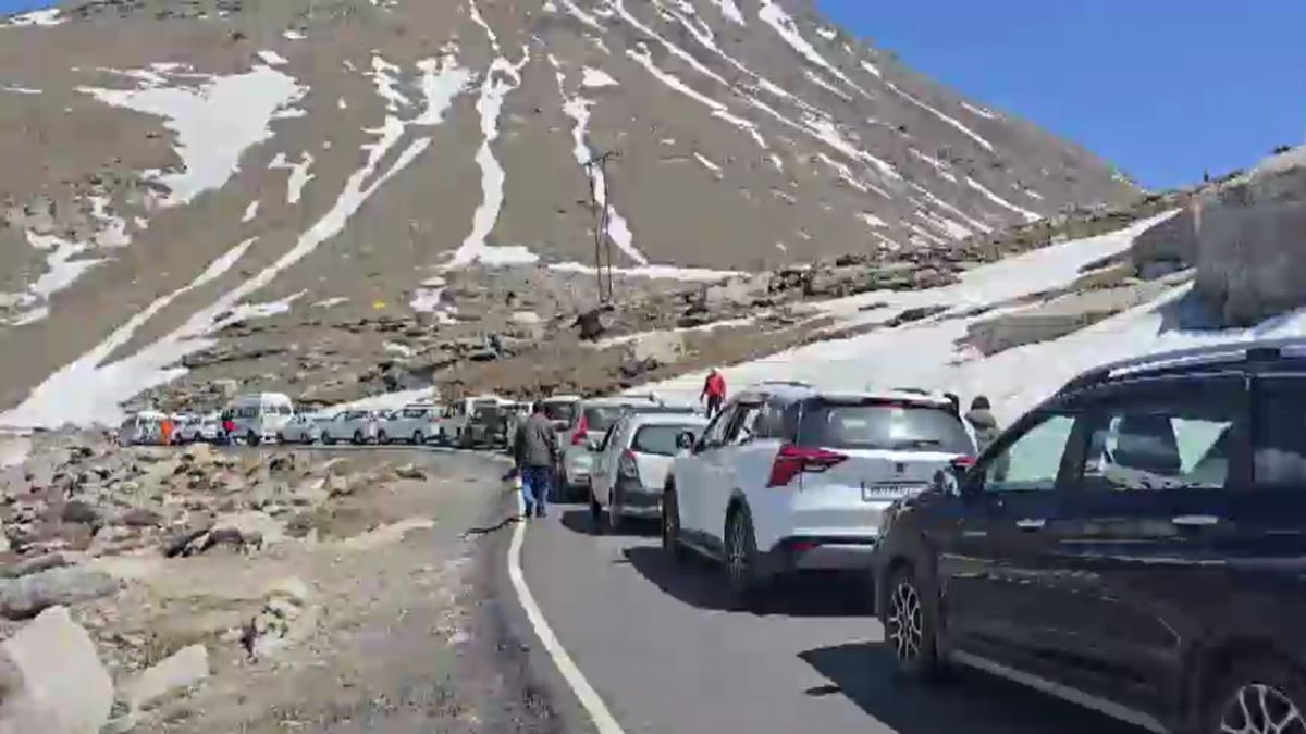 summer rush tourists hill stations manali rohtang nainital char dham traffic jam summer rush tourists hill stations manali rohtang nainital char dham traffic jam