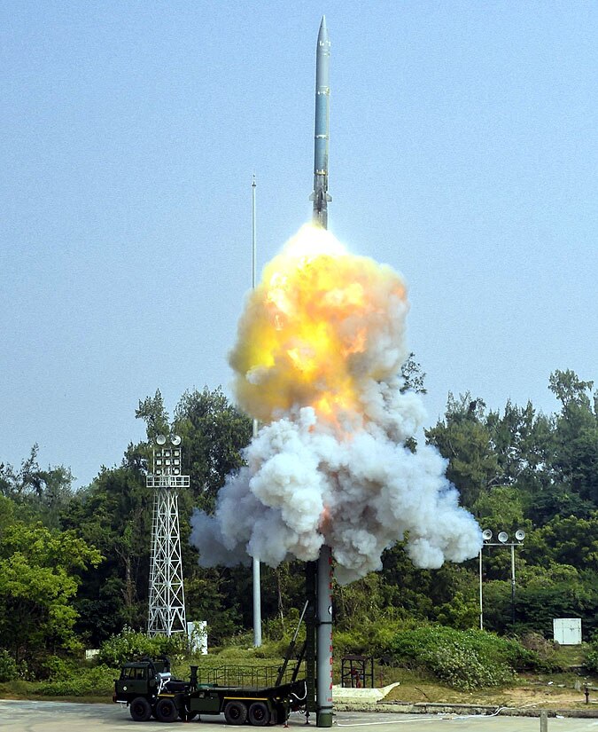 ग्राउंड मोबाइल लॉन्चर से लॉन्च होता S.M.A.R.T हथियार. (फोटोः DRDO)