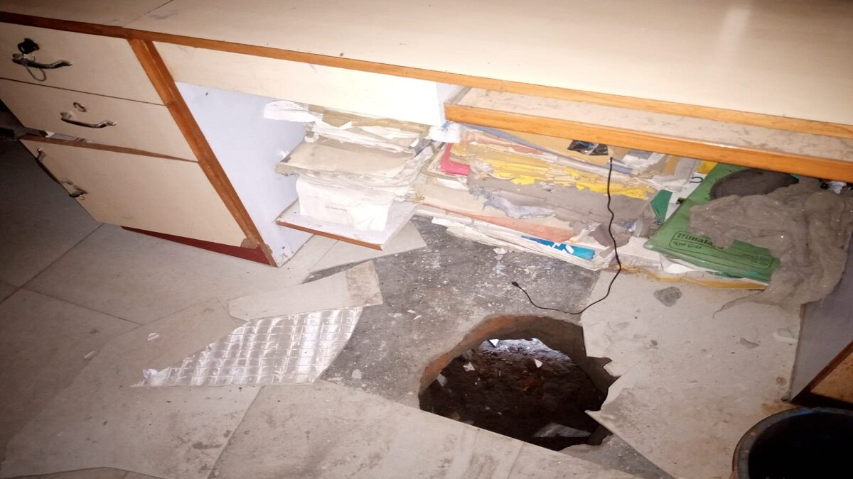 बैंक में बना दी सुरंग फोटो: आजतक बैंक में बना दी सुरंग फोटो: आजतक